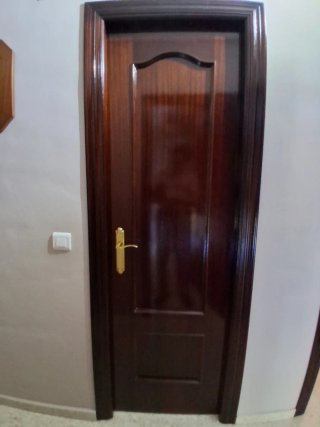 Puerta interior madera oscura