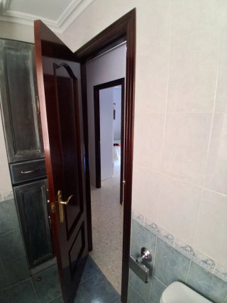 Puerta interior madera oscura