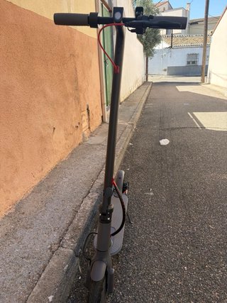 Patinete eléctrico gris