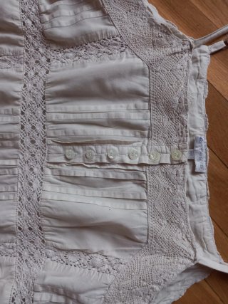 Vestido blanco con encaje de El Corte Inglés