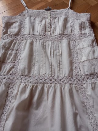 Vestido blanco con encaje de El Corte Inglés