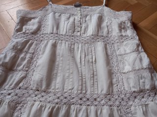 Vestido blanco con encaje de El Corte Inglés