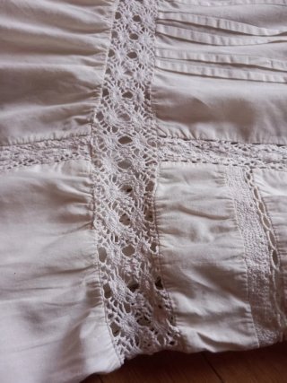 Vestido blanco con encaje de El Corte Inglés