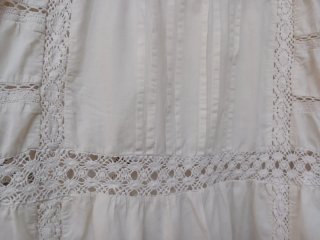 Vestido blanco con encaje de El Corte Inglés