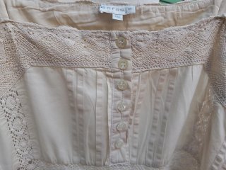 Vestido blanco con encaje de El Corte Inglés