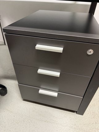 Mesa de oficina con mampara y cajonera