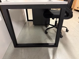 Mesa de oficina con mampara y cajonera