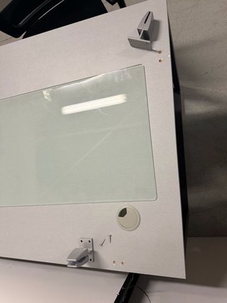 Mesa de oficina con mampara y cajonera