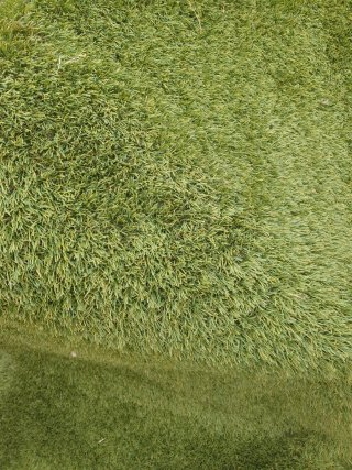 Césped artificial verde