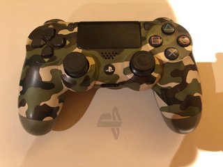 PS4 Slim Sony Bianca + 2 Controller (Rosso e Camouflage)