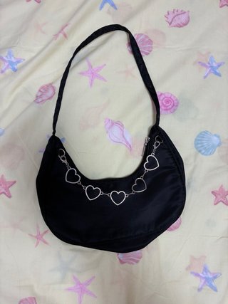 Bolso negro cadena corazones