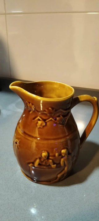 Jarra de cerámica con escena