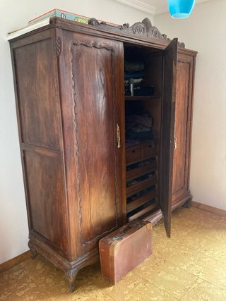 Armario antiguo de madera