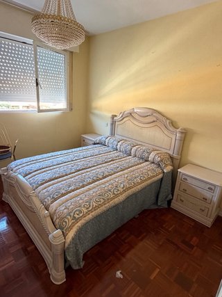 Tocador y espejo de madera Cama completa y mesilla