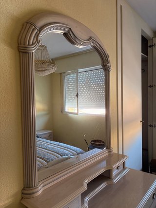 Tocador y espejo de madera Cama completa y mesilla