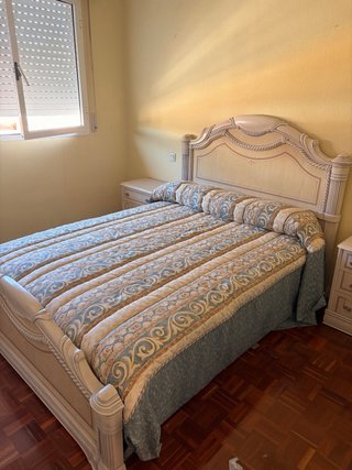Tocador y espejo de madera Cama completa y mesilla