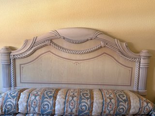 Tocador y espejo de madera Cama completa y mesilla