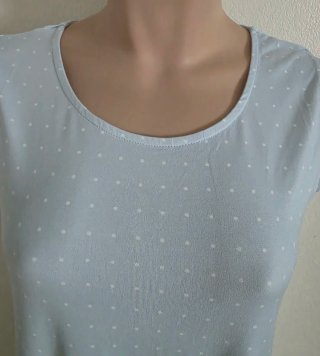 Camisón celeste con lunares blancos y encaje