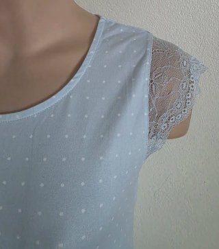 Camisón celeste con lunares blancos y encaje