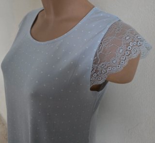 Camisón celeste con lunares blancos y encaje