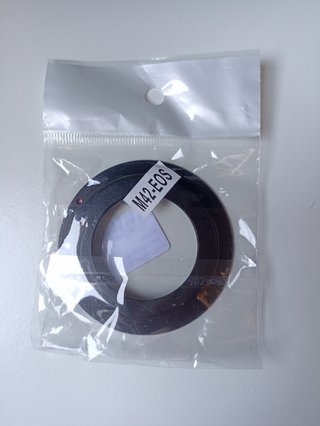 Adattatore M42 per corpo macchina Canon EOS.