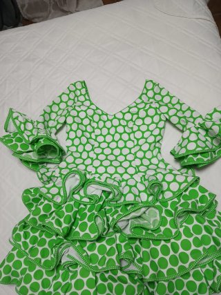 Traje corto de flamenca lunares verde y blanco.