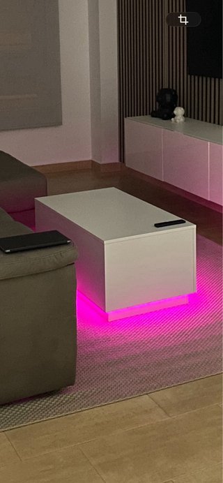 Mesa de centro blanca con LED