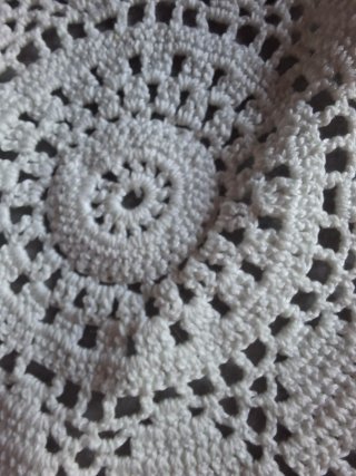 Centrino in cotone bianco lavorato all'uncinetto