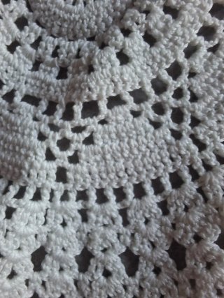 Centrino in cotone bianco lavorato all'uncinetto