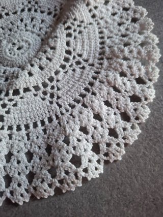 Centrino in cotone bianco lavorato all'uncinetto