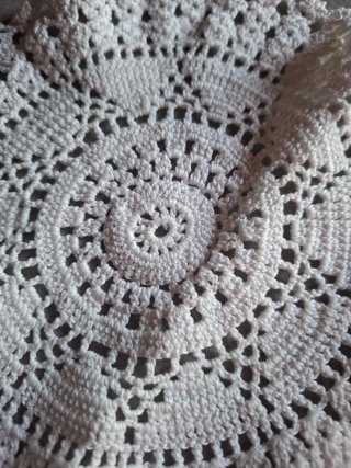 Centrino in cotone bianco lavorato all'uncinetto