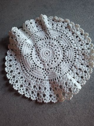 Centrino in cotone bianco lavorato all'uncinetto