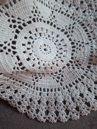 Centrino in cotone bianco lavorato all'uncinetto