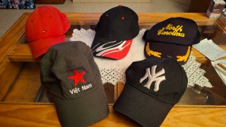 5 Gorras (NY, Vietnam, NC, Tommy Hilfiger)