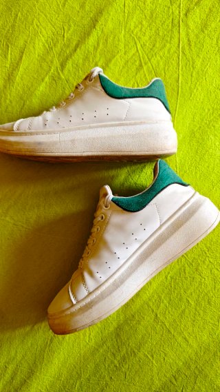 2 pares zapatillas deportivas blancas