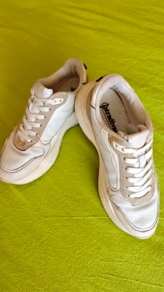 2 pares zapatillas deportivas blancas