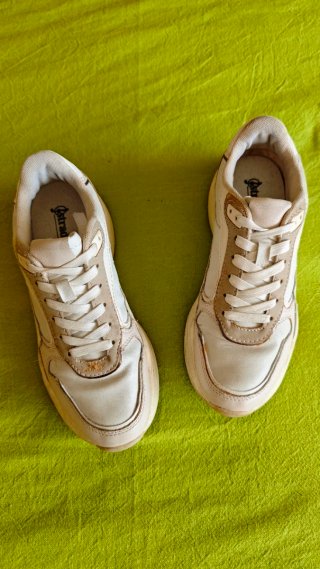 2 pares zapatillas deportivas blancas