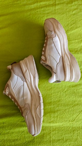 2 pares zapatillas deportivas blancas