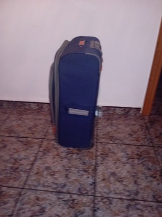 Maleta de viaje azul y gris