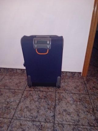 Maleta de viaje azul y gris