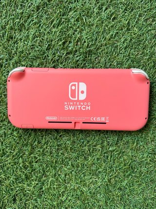 Nintendo Switch Lite Coral con funda de viaje