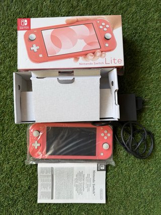 Nintendo Switch Lite Coral con funda de viaje