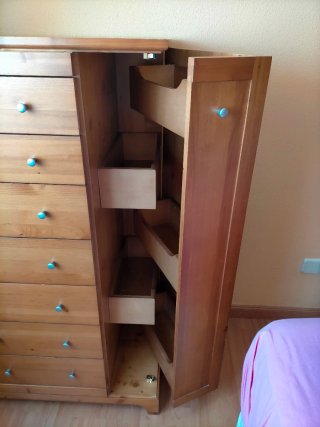 Cómoda de madera con tiradores plateados.