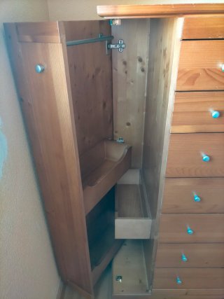 Cómoda de madera con tiradores plateados.