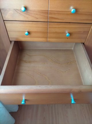 Cómoda de madera con tiradores plateados.