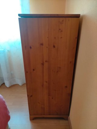 Cómoda de madera con tiradores plateados.