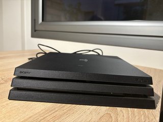 PS4 Pro 1TB + Mando + 4 Juegos