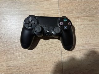 PS4 Pro 1TB + Mando + 4 Juegos