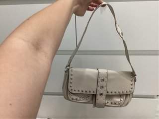 Bolso beige con tachuelas
