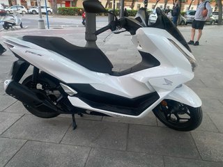 HONDA PCX MUY CUIDADA SIEMPRE EN GARAJE .2025